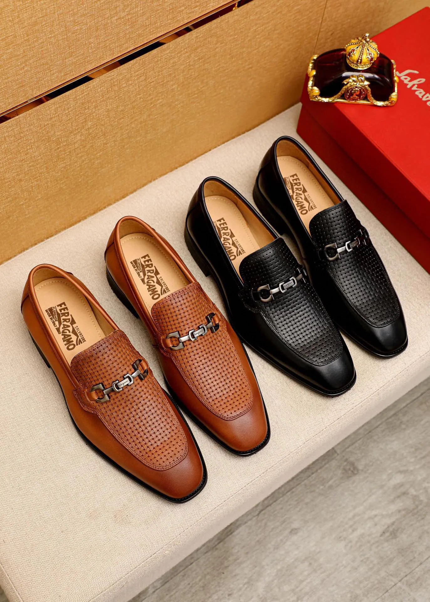 Men's shoes 💰460 💐 Product trademark: Ferragamo "Ferragamo" casual leather shoes Regular size: 38-44 (custom-made for 45🉑️) Product materials: Selected imported first-layer calfskin embossed upper + original hardware buckle, imported water-dyed cowhide leather lining. Strong three-dimensional visual effect, combined outsole Color: 2⃣️colors available